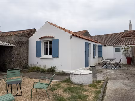 a 300 m du bourg et 800 m de la plage