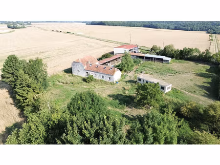 petite ferme avec boxes et 7576m 2 de terrain.