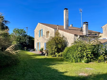 maison r+1 7 pièces avec jardin  garages et piscine