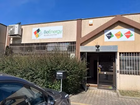 local commercial d'environ 223m2