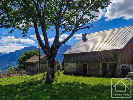 ferme savoyarde traditionnelle bénéficiant d’un permis de construire accordé  située dans 