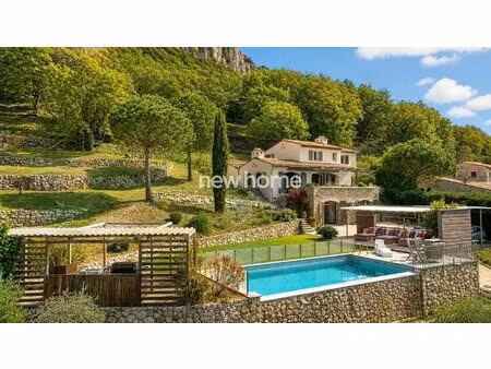 villa avec vue mer et piscine  au calme à deux pas du village