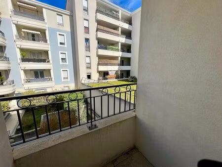 a saisir - t1 récent avec extérieur - toulon (83100)