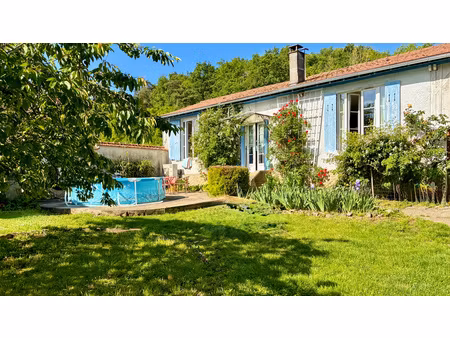entre authenticité et lignes contemporaines  une maison familiale au vert