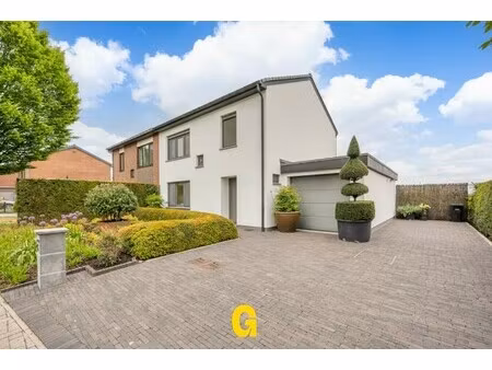 knappe grondig gerenoveerde woning met drie slaapkamers  inpandige garage en tuin op 4a48c