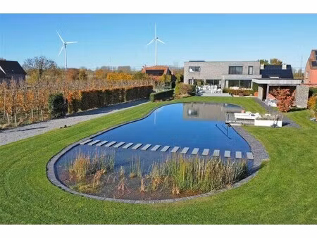 landelijk gelegen villa met weids zicht.
