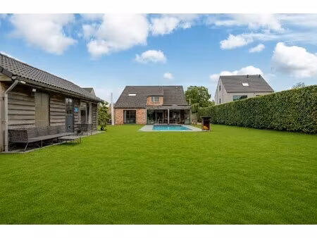 villa met zwembad en paardenaccomodatie