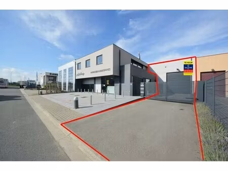compleet instapklaar magazijn met bureel 400 m2 en parking