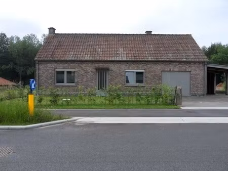 rustig gelegen bungalow  2 slaapkamers / bureel  garage en tuin op 4 are 66 ca