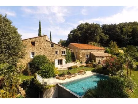 deux mas restaurés avec piscine et jardin