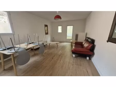 t2 meuble avec petite cour privative secteur fac de droit