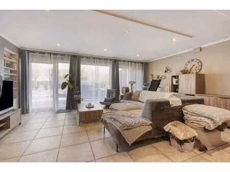 spacieux appartement au rez-de-chaussée avec 2 chambres  sin