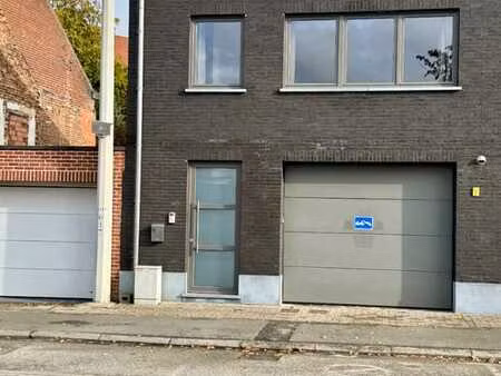 maison spacieuse avec terrasse sur le toit et garage