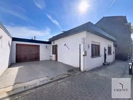 bungalow 2 chambres avec terrasse et garage.