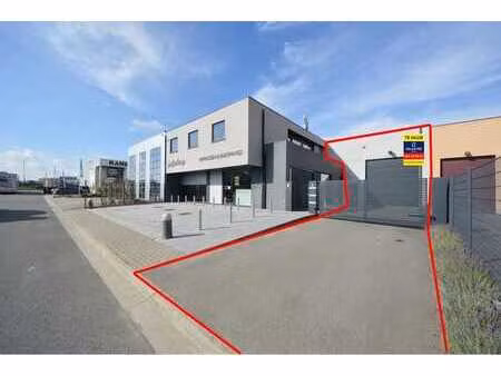 compleet instapklaar magazijn met bureel 400 m2 en parking