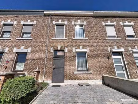 maison trois chambres avec jardin et garage.