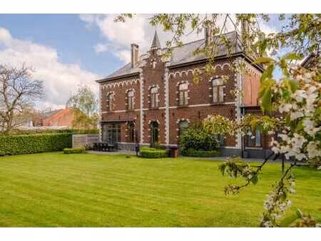 une maison de maître majestueusement rénovée au cœur du pays