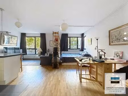 grand studio au calme dans immeuble récent