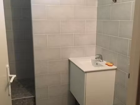 location appartement 2 pièces 40 m² à marignane (13700)  676 €