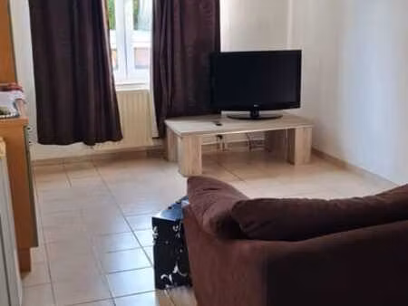 bouge studio meublé situé au rez