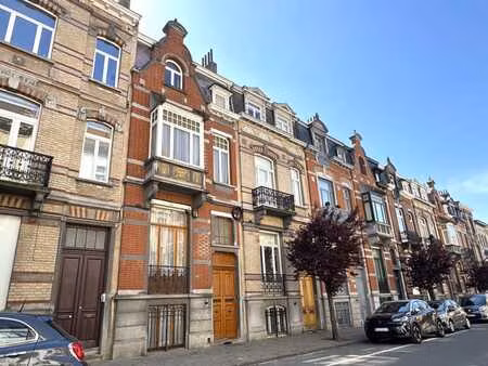 très belle maison de caractère idéalement située  à rénover