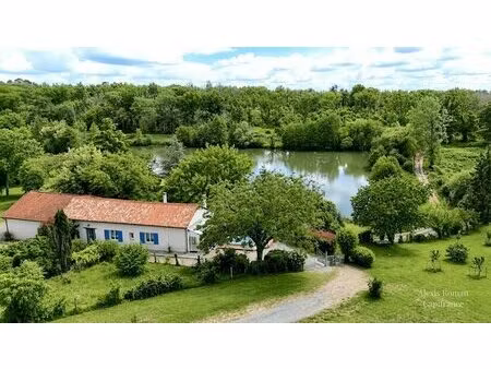 propriété avec vue étang  piscine et 8 5 hectares de nature