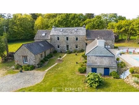 corps de ferme authentique avec piscine dans son cadre champêtre