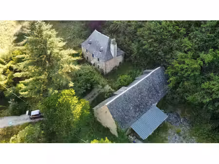 ferme en pierre avec une grande grange  des combles aménageables et 1 3 hectare de terrain