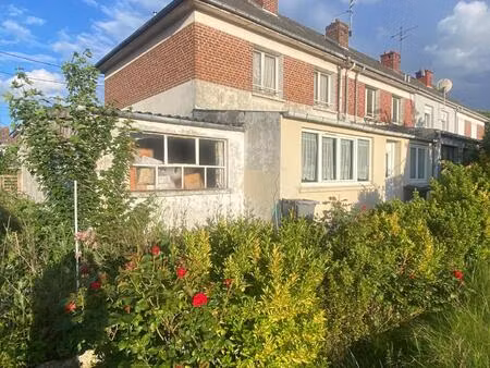 type bâtir semi-individuelle avec garage