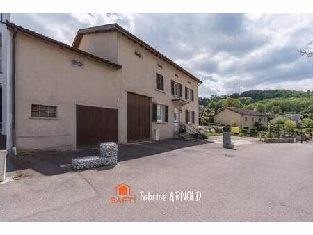 maison de village avec dépendances et beaux volumes à exploiter