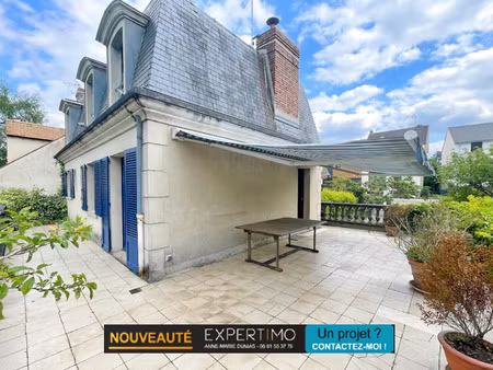 maison de charme avec un style mansard - terrasse spacieuse
