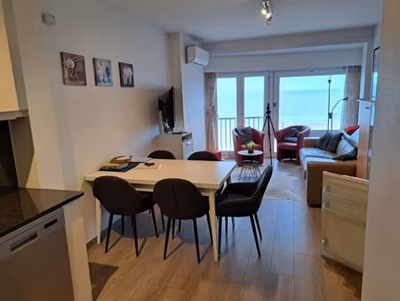 mooi gerenoveerd 2-slaapkamer-appartement met zeezicht.
