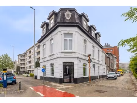 karaktervol handelspand met luxueuze duplex op toplocatie aan de sterre in gent