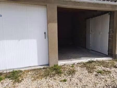 location garage box et parking à saint-nazaire (44600) : à louer / 17m² saint-nazaire
