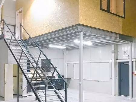 petit entrepôt avec bureaux