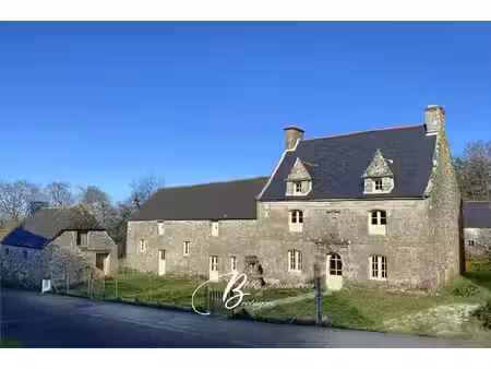 a vendre ensemble du 17ème siècle avec logis et dépendances à rénover morbihan