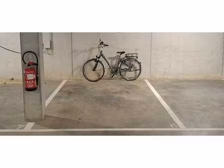 place de parking sécurisée à hal  jean jacminstraat  50