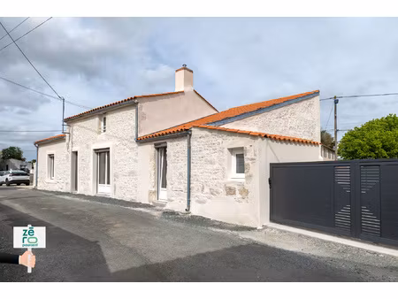 maison en pierre rénovée avec goût aux magnils-reigniers c