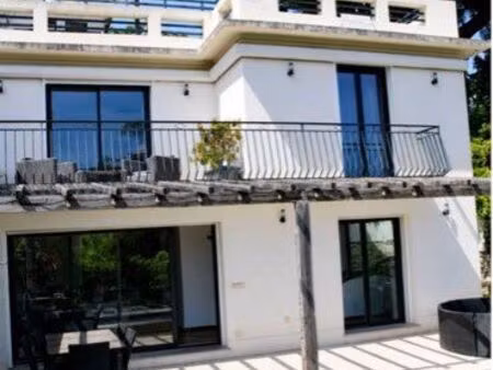 exceptionnelle villa contemporaine avec piscine & rooftop – côte d’azur