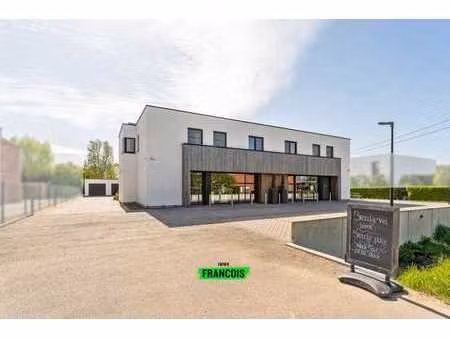 bien commercial avec 5 places de parking à vendre