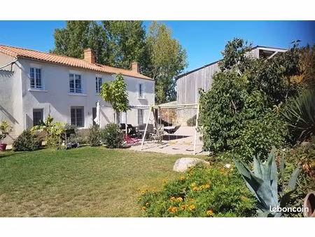 longère composée de 2 maisons d'habitation  dont 1 exploitée en gîte  en nouvelle aquitain
