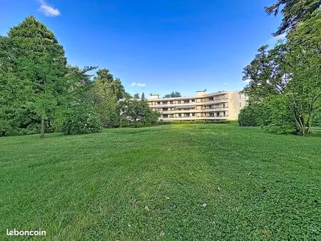 t4 lumineux avec balcon donnant sur un grand parc