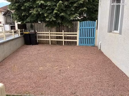 appartement t2 rez de chaussée avec une cour privative- refait à neuf 42m²