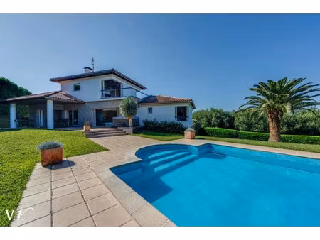 maison de luxe à vendre dans le quartier behobie socoa