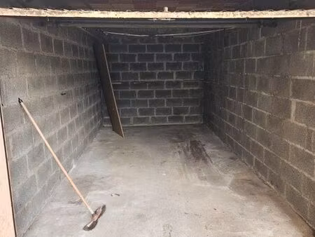 à louer garage aix en provence ■box fermé dans une residence avec portail .■taille 4.95 / 
