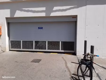 box sécurisé 19m2 sous vidéo surveillance