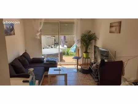 bas de maison de ville t2 + jardin + 2 parkings