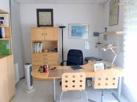 grand bureau avec salle d'attente privative