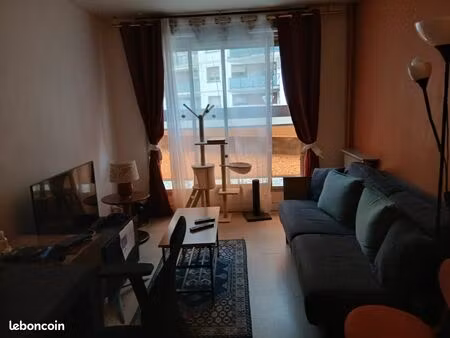2 pieces  meuble  quartier commerçant  moderne  proche de la mairie du 18eme  1500 euros c