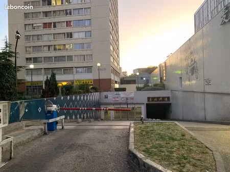 vente parking porte de choisy sécurisé (maitre chien 24h/24 avec pcs)